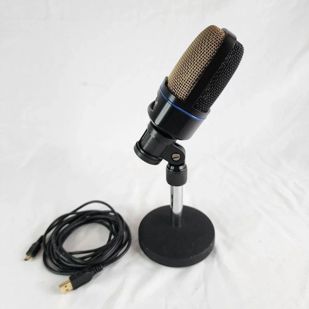 Alesis AM01 Podcast Microphone and USB cable.